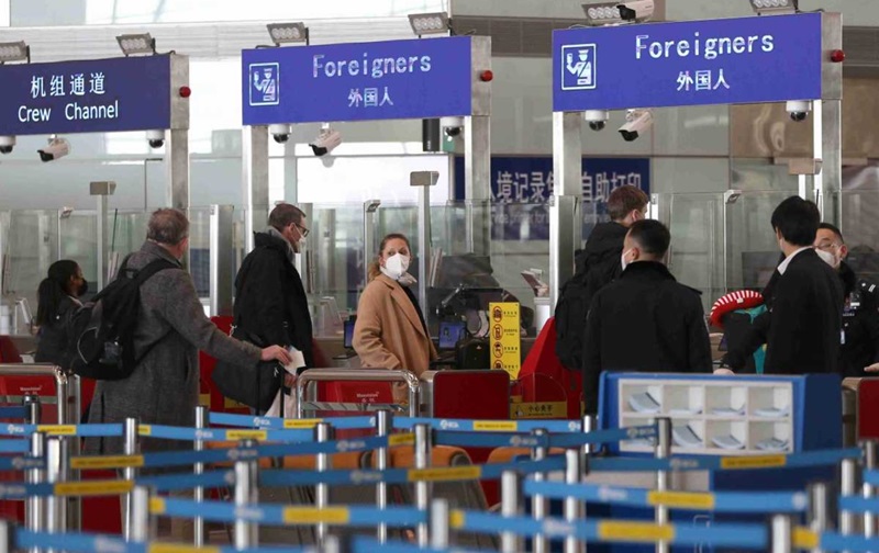 china-airport-foreigners